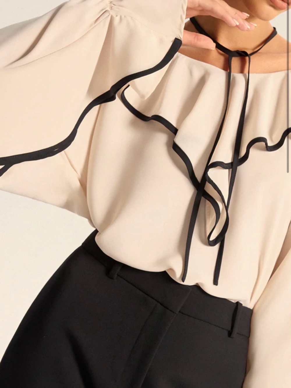 Commense Contrast Trim Ruffle Collar Blouse